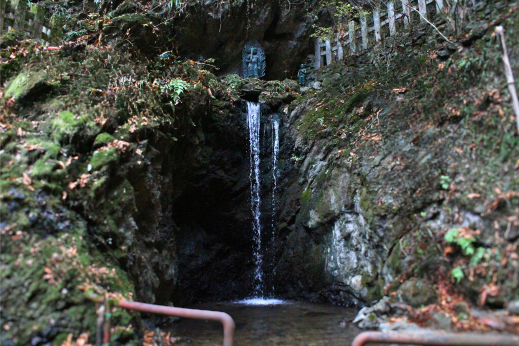 出流山満願寺の滝の写真