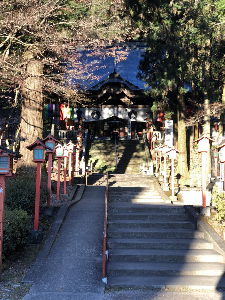 出流山満願寺の本堂への階段の写真