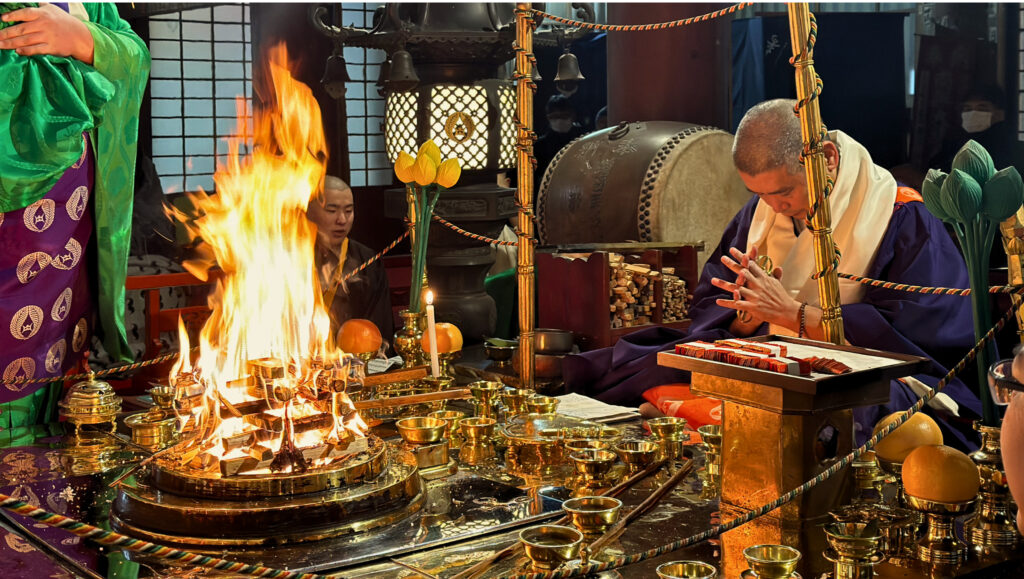 出流山満願寺の護摩祈禱の写真